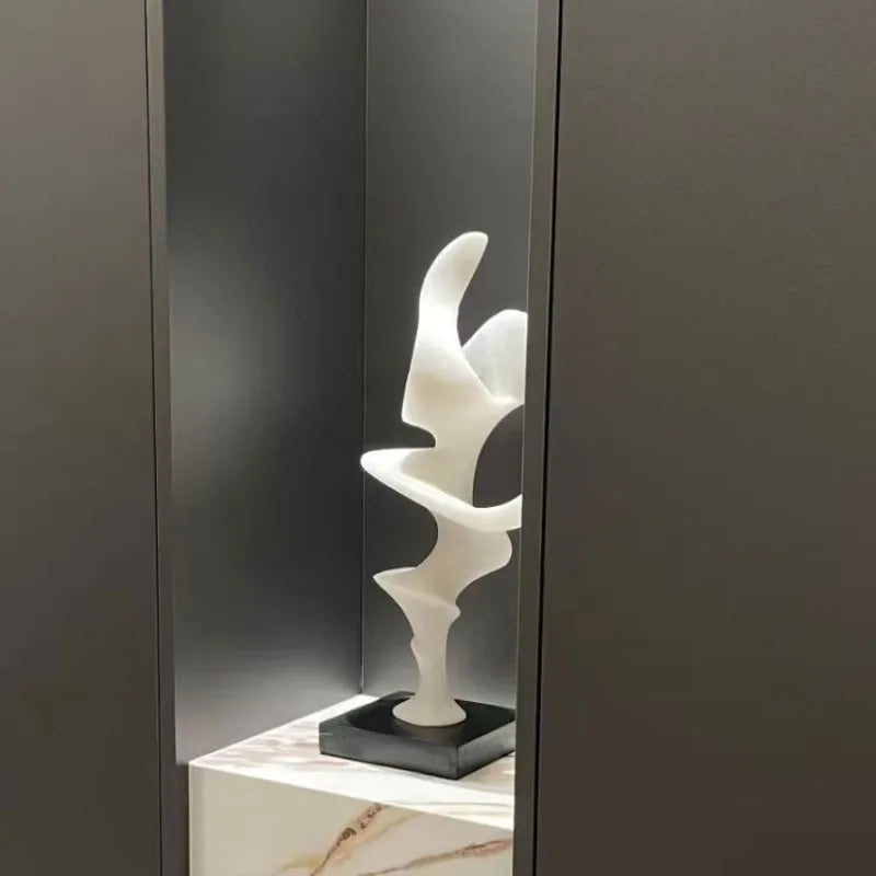 Abstract Miniature Figurine Sculpture – Modern Desktop Decor